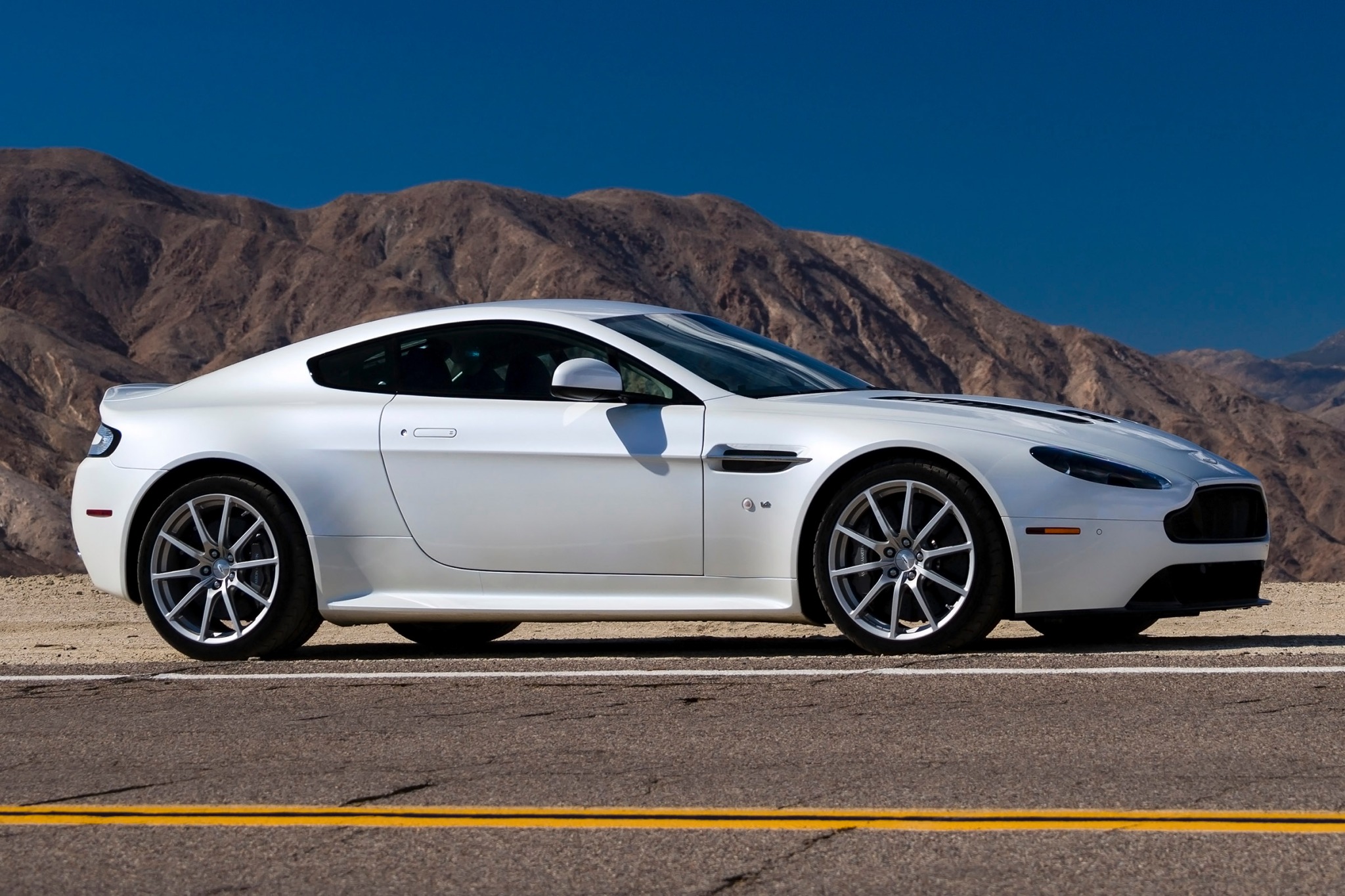 2015 Aston Martin V12 Van interior #2