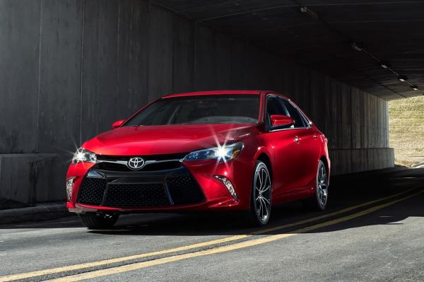 2015 Toyota Camry Sedan E exterior #1